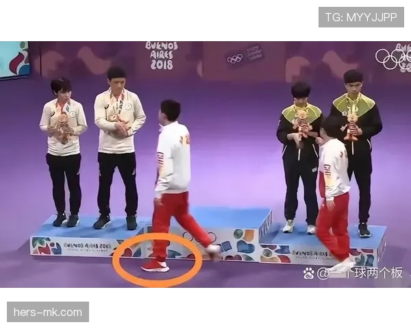 练俊杰的日常真不像练球的,昨天居然穿着拖鞋去开发布会? 练俊杰的日常真不像练球的,昨天居然穿着拖鞋去开发布会?
